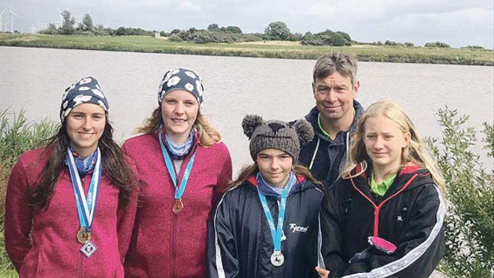 Die Wasserfreunde Völlen/Papenburg Lara Reemts, Imke Mülder, Ronja Stubbe, Wilfried Doeden und Fiene Goldenstein (von links) trotzten den widrigen Bedingungen und wagten sich ohne Neopren-Anzug ins kalte Wasser.  © Foto: privat