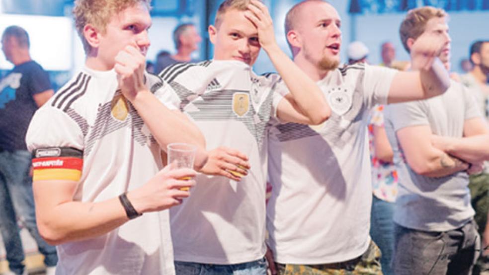 Die Besucher in der Depothalle in Weener konnten es kaum fassen. Der erhoffte Sieg gegen Südkorea blieb aus, sie mussten das Ausscheiden der deutschen Nationalmannschaft bei der Fußball-WM in Russland live mitverfolgen. © Foto: Bruins