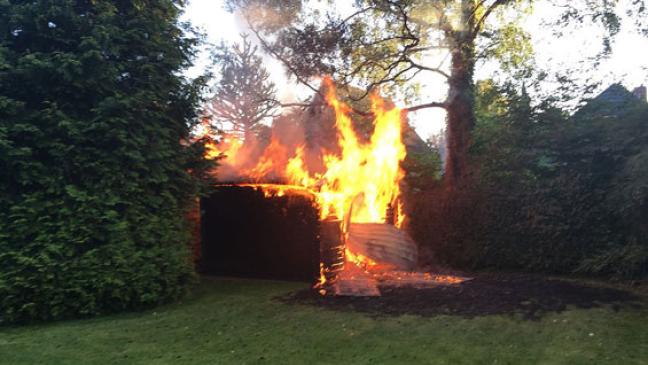 Schuppen steht in hellen Flammen