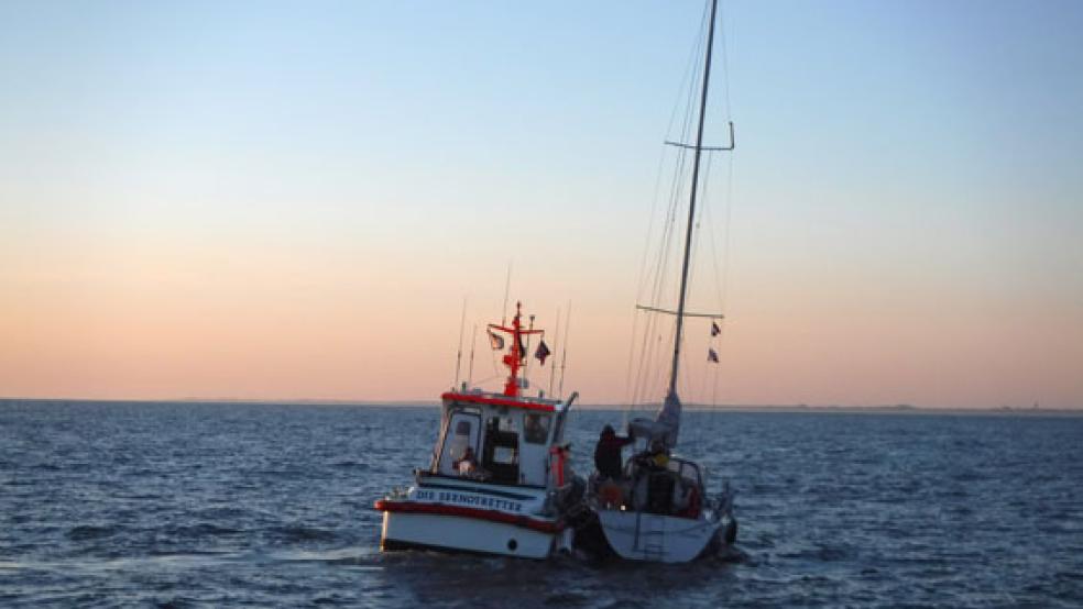 Nach starkem Wassereinbruch gerieten zwei Segler mit ihrer Yacht bei Langeoog in Lebensgefahr. Die Seenotretter brachten sie in Sicherheit. © Foto: Die Seenotretter – DGzRS