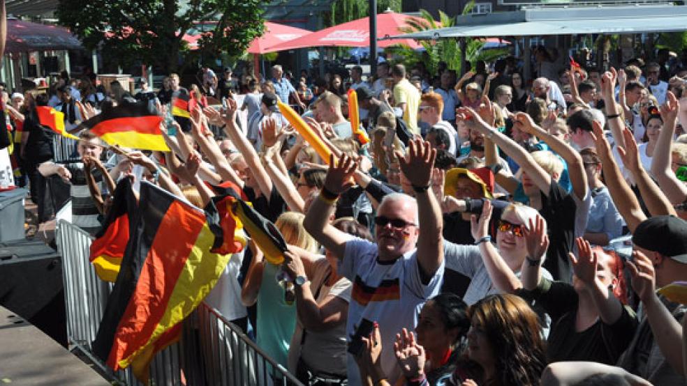 Das »Public Viewing« und die »Schools Out«-Fete in Leer am Mittwoch verliefen nach Angaben der Polizei insgesamt friedlich. © Foto: Wolters