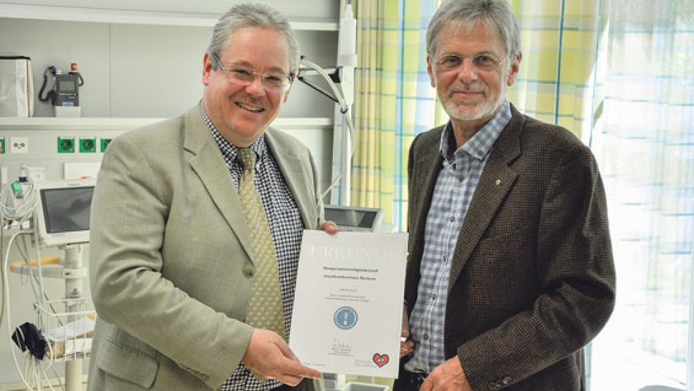 Der Geschäftsführer des Klinikums Leer, Holger Glienke (links), und der Chefarzt des Inselkrankenhauses auf Borkum, Gerald Zinn, freuen sich über die Urkunde der Deutschen Herzstiftung »Mit Herz dabei«. © Foto: Klinikum Leer