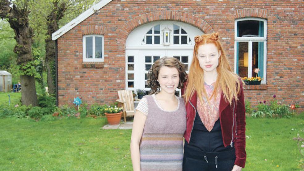 Einige Szenen für den Film mit Janina Fautz (Greta) und Emma Bading (Lilith) wurden im vergangenen Mai in Hatzum gedreht. © Archivfoto: Hoegen