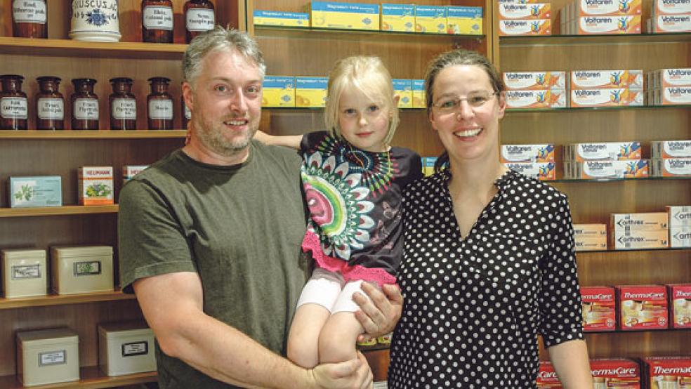 Die neue Inhaberin der Heide-Apotheke: Annegret Arnhold mit ihrem Ehemann Peter Göhlich und Tochter Karla. © Foto: Pastoor