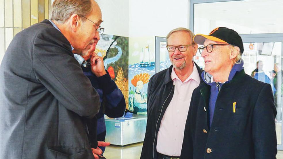 Die »Gold-Abiturienten« Otto Waalkes und Dieter Baumann zusammen mit dem heutigen Leiter des Emder Gymnasiums, Alexander Stracke (von rechts). © Foto: privat