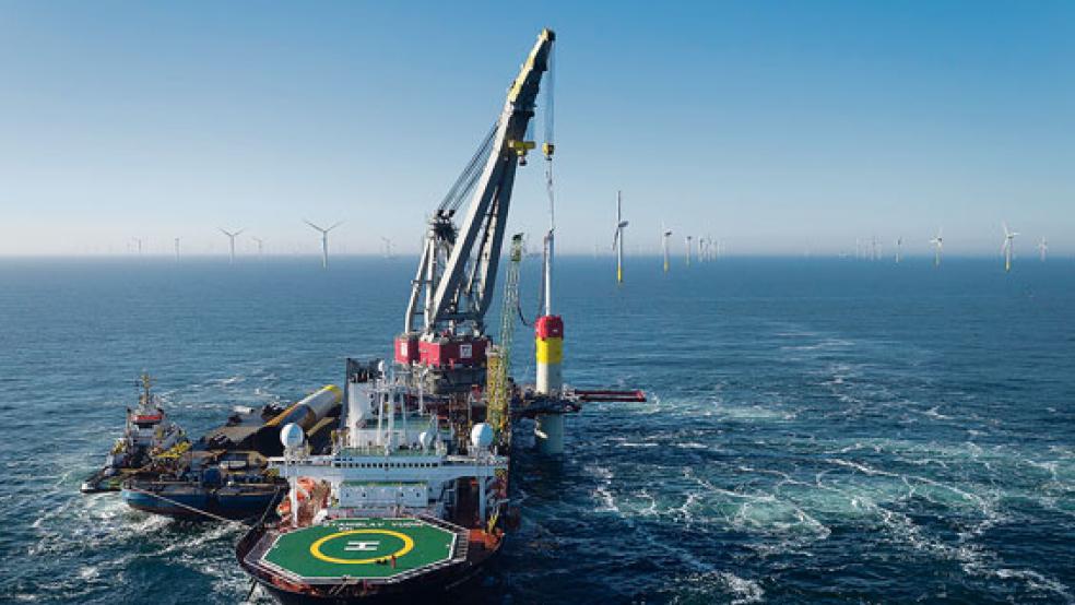 Mit dem ersten Rammschlag startet die Bauphase des Trianel Windpark Borkum II. Das Schwerlastschiff Stanislav Yudin setzt das erste Stahlfundament (Monopile) im kommunalen Offshore-Windpark. © Foto: TWBII/Trianel 
