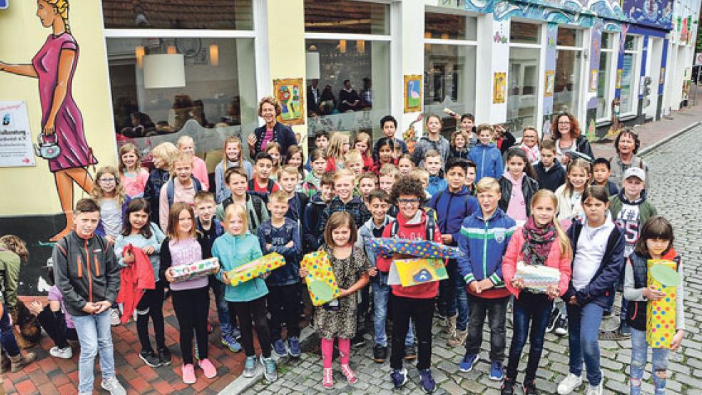 Ihre eigenen Werke zum Thema »Mein Tag im Zoo« können die Grundschüler nun in der Leeraner Innenstadt bewundern. Außerdem gab es für die kleinen Künstler auch noch ein Präsent. © Foto: Wolters