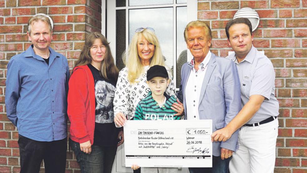 Freude über die großzügige Spende (von links): Ralph Gebler (Vorsitzender Elternverein), Sonja Janßen mit ihrem elfjährigen Sohn Silas (vorne), das Schlagerduo »Judith & Mel« « sowie Volksmusiksänger Sanny. © Foto: privat