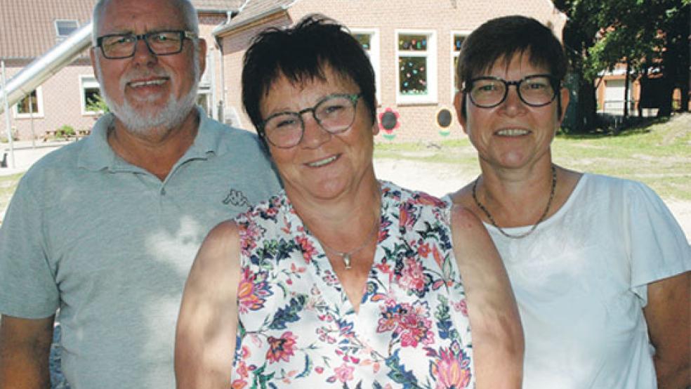 Vor dem Kindergarten in Midlum: Die Antragsteller (von links) Bernhard Smit, Maike Mais-Simon und Jannette Rösing starten ein Bürgerbegehren. »In Zeiten knapper Mittel sollten an erster Stelle die Belange der Kinder berücksichtigt werden«, argumentieren sie. © Foto: Szyska