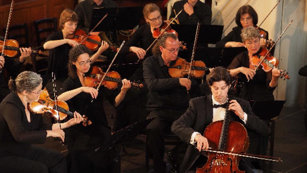 Cellist Daniel Müller-Schott spielte gestern gemeinsam mit dem Bayerischen Kammerorchester Bad Brückenau in Leer.  © Foto: Krämer