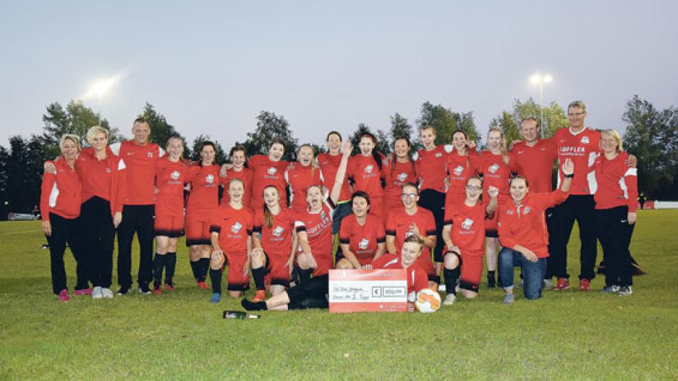 Die gute Laune ließen sich die Jemgumerinnen trotz der knappen Niederlage nicht verderben. Dazu gab es auch keinen Grund. Immerhin haben sie eine starke Partie gespielt und sind am Ende der Saison außerdem in die Bezirksliga aufgestiegen. Zudem durften sie sich mit einen 150 Euro dotierten Scheck für den zweiten Platz freuen. © Fotos: Hilbrands