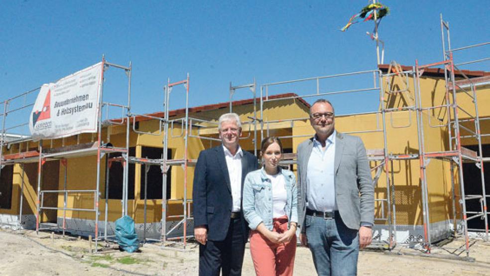 Die FiLius-Krippe nimmt Gestalt an: Von Bürgermeister Ludwig Sonnenberg (links) gab es zum Richtfest eine kleine Aufmerksamkeit für Abteilungsleiterin Tina Strenge und Heiko Höfelmann, damit bereits die ersten Spielsachen besorgt werden können. © Foto: Muising