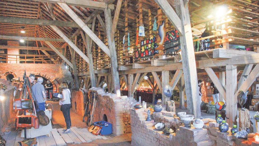 Von der großen Vielfalt der ausgestellten Objekte konnten sich die Besucher bei einem Rundgang durch das Museum überzeugen. Neben Tee, Kaffee und Kuchen servierten (von links) Sarah Pflugrad, Carola Bergmans (Vorstandsmitglied des Ziegeleimuseums und Leiterin der Ausstellung), Gudrun Seiner, ChristelVoß und Lina Jo Bergmans am Wochenende auch eine besondere Bierspezialität: »Ziegler-Bräu«, gebraut in Weener.  © Foto: Kuper