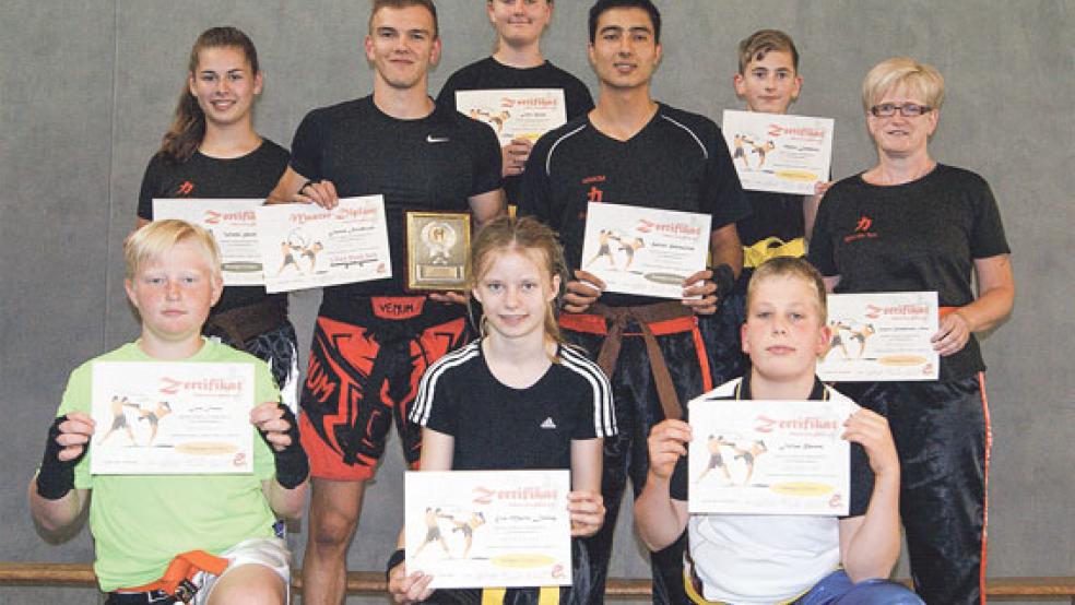 Stolz präsentieren die Mitglieder des Chikara-Gyms in Bunde ihre neuen Zertifikate. © Foto: privat