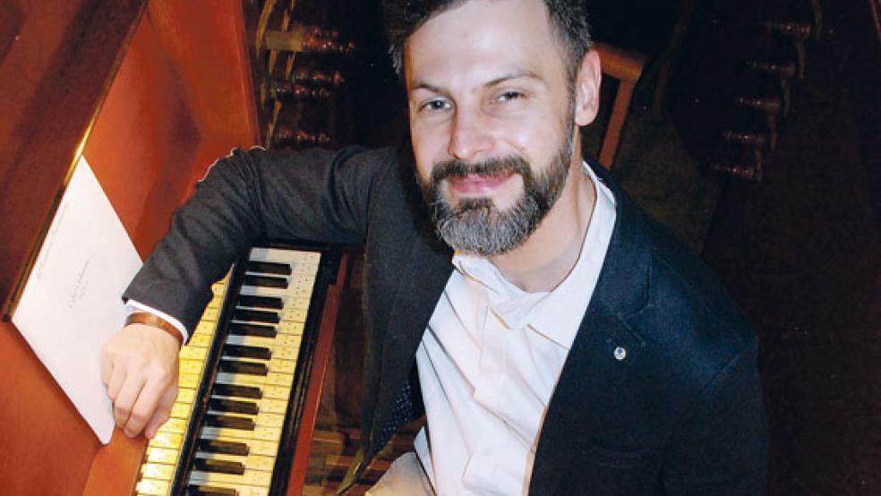 Dr. Roland Dopfer aus Zürich liebt die Schnitger-Orgel in Weener ihres »Reichtums an Klangfarben«.  © Foto: Kuper