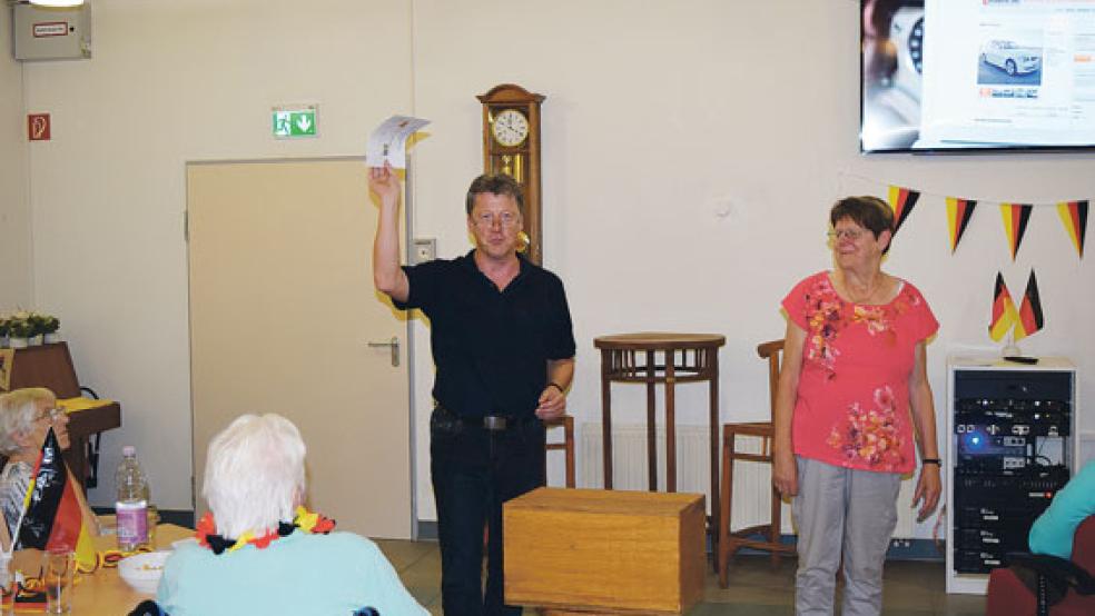 Geschäftsführer Andreas Cramer und Glücksfee Menna Dreesmann verkündeten den Gewinner. © Foto: Altenzentrum