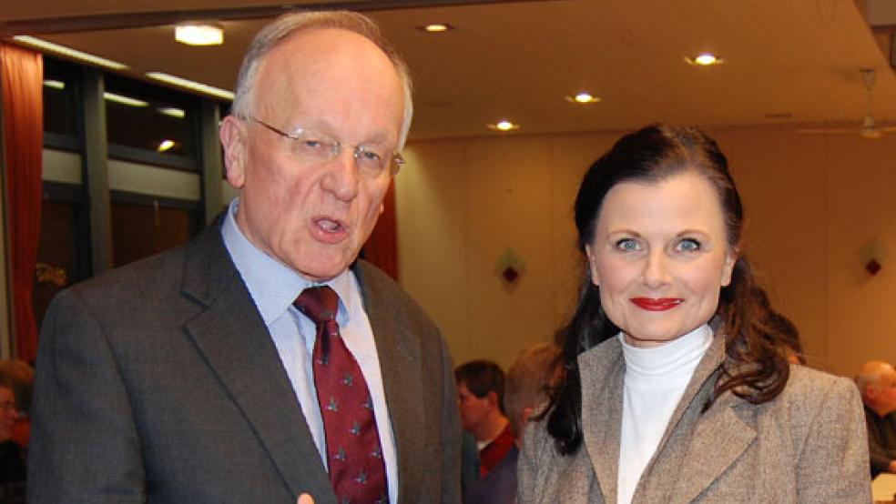 Dr. Hermann Onko Aeikens, hier bei einem Termin Jemgum mit der CDU-Abgeordneten Gitta Connemann, spricht am Montag in Rhede zum Thema Landwirtschaft. © Foto: Hoegen