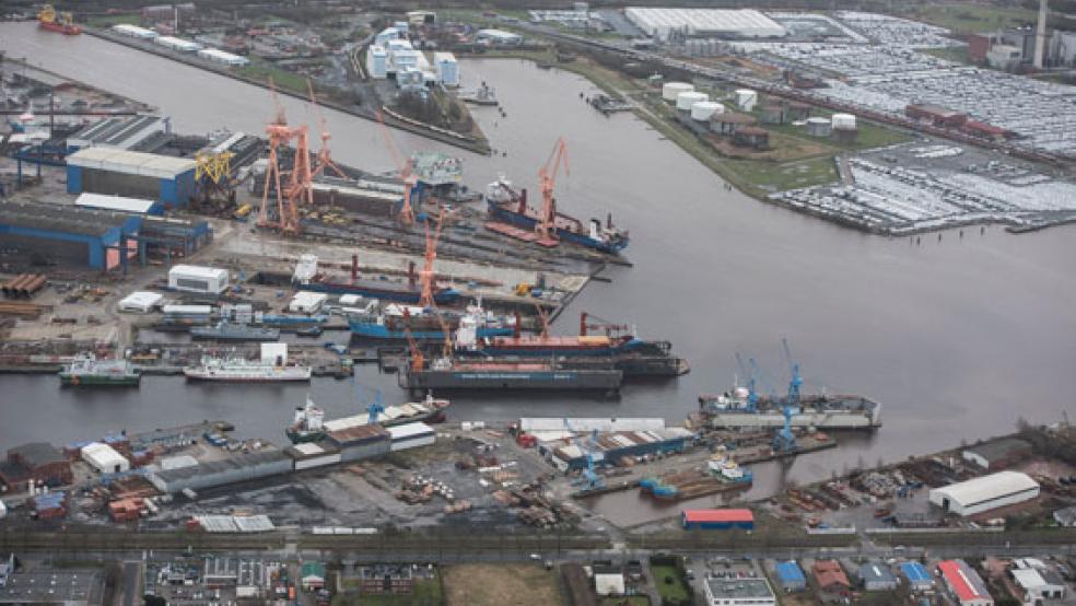Im Emder Hafen ging die 143-jährige Geschichte der Cassens-Werft jetzt zu Ende. © Foto: Klemmer