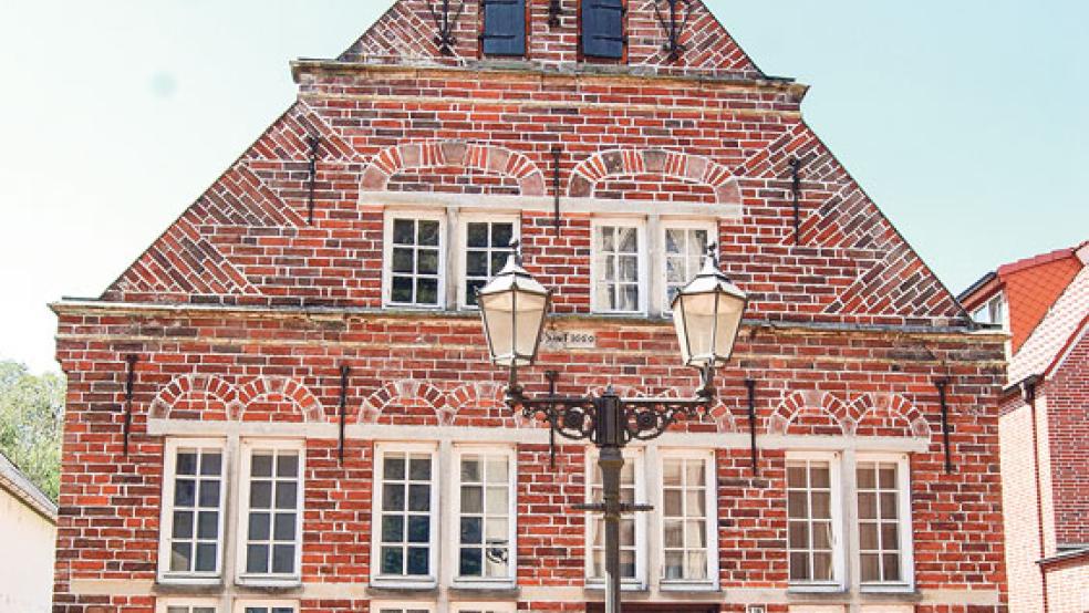 Der Renaissance-Giebel des Frone-Hauses im holländischen Stil ist einer der wenigen in Ostfriesland, der noch im Originalzustand erhalten ist. © Foto: Hoegen