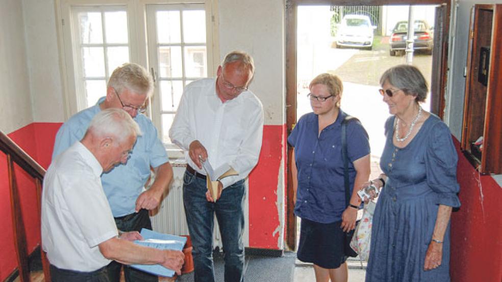 Günter Prahm erläutert im vorderen Hausflur Bürgermeister Ludwig Sonnenberg die Pläne, neben ihm Architekt Jan Vinke, Petra Köster und Lore Prahm.  © 