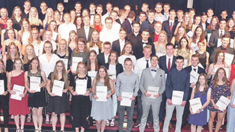 Eine runde Zahl: 100 Schüler wurden am TGG in Leer nun mit dem Abitur in den Händen in einen neuen Lebensabschnitt entlassen. © Fotos: Wolters