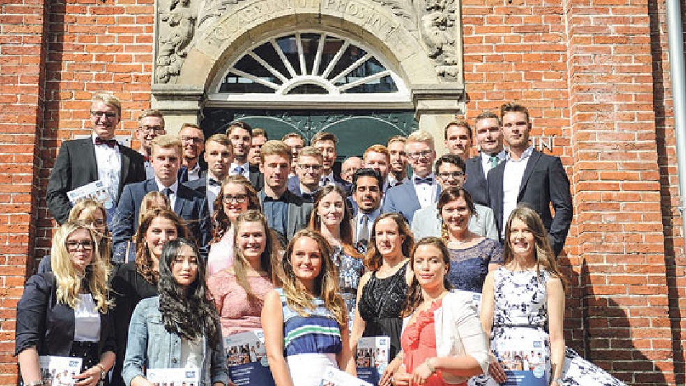 Nachdem die 35 Absolventen der BAO ihre Bachelor-Zeugnisse erhalten haten, wurde der Abschluss noch gemeinsam gefeiert. © Foto: Berufsakademie Ost-Friesland