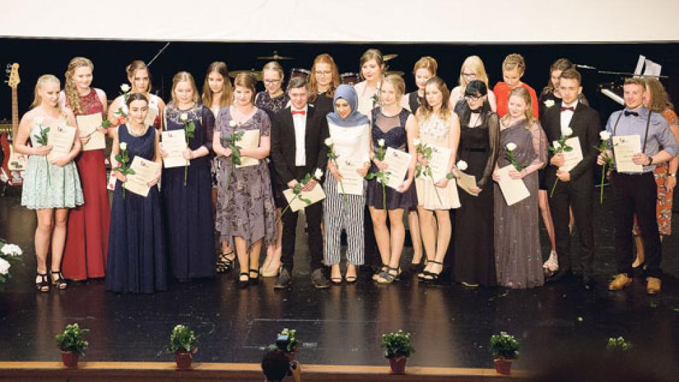 Eine Rose und das heißbegehrte Abschlusszeugnis erhielten die Schüler der BBS I, hier aus dem Bereich Ökotrophologie, von ihren Lehrern. © Fotos: Tooren