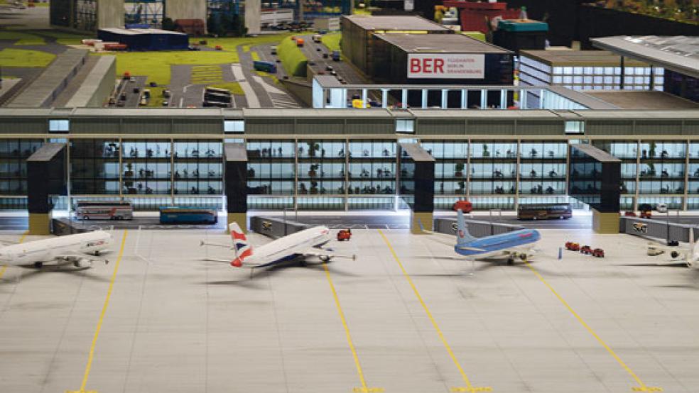 Im Miniaturland an der Deichstraße in Leer ist der Flughafen Berlin Brandenburg (BER) bereits fertiggestellt - in der Realität wird das wohl noch einige Zeit dauern. © 