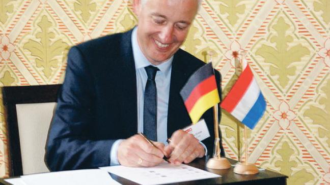 Bürgermeister unterzeichnen für die »Wunderline«