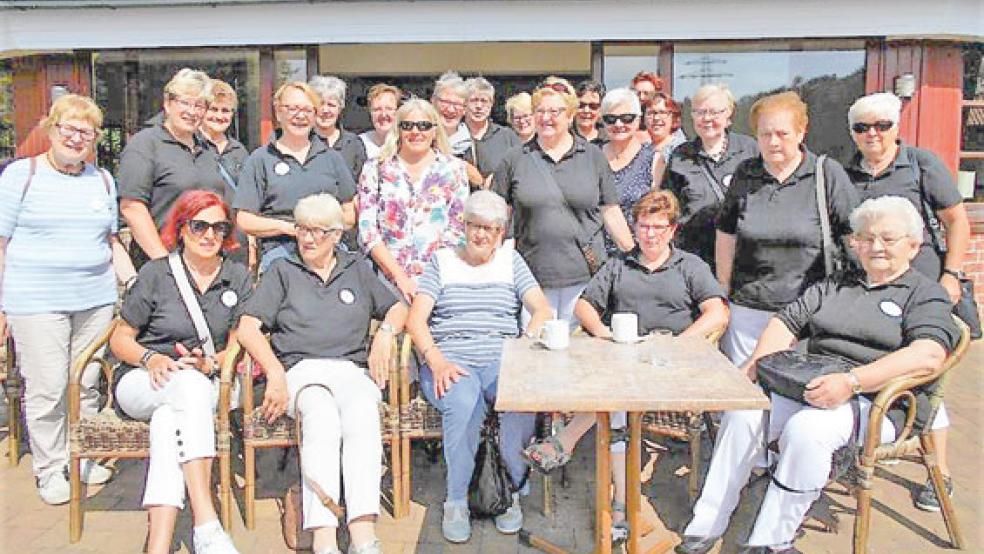 Die Landfrauen aus Stapelmoor unternahmen mit einigen Gästen jetzt eine informative Tagestour durch Weeners Nachbarstadt Papenburg. © Foto: privat