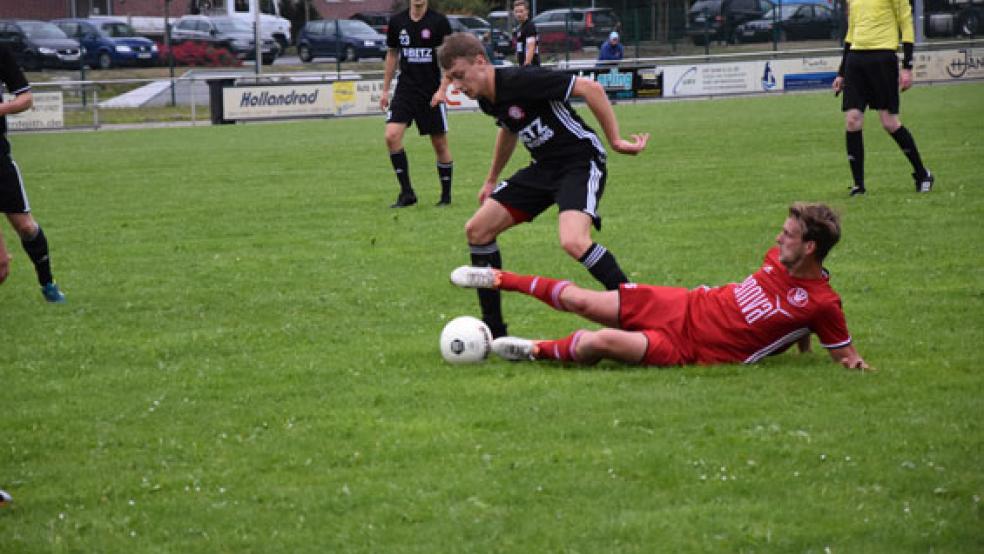 Auch wenn es nur ein Vorbereitungsspiel war, schenkten sich die beiden Teams nichts. Hier versucht Derk Bleeker, Cedrik Fuß den Ball abzunehmen. © Foto: Hilbrands