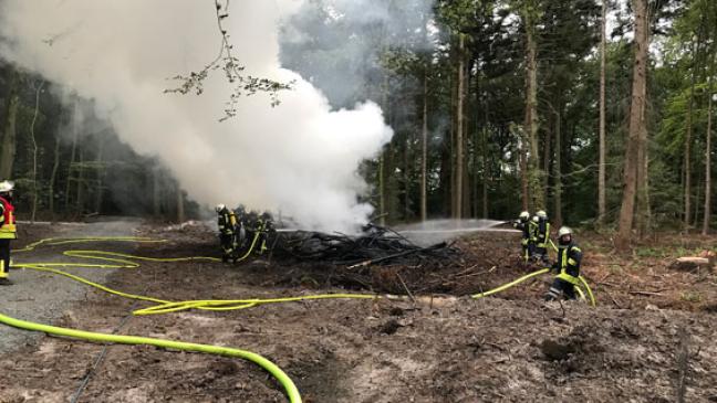 Holzhaufen brennt im Wald