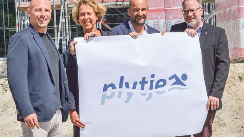 »Plytje«: Der neue Name für das Leeraner Hallenbad setzt sich aus zwei Wörtern zusammen. Heute Vormittag wurde auch das Logo von Markus Tippelt, Beatrix Kuhl, Torsten Kollmer und Hauke Sattler (von links) vorgestellt.  © Foto: Stadt Leer