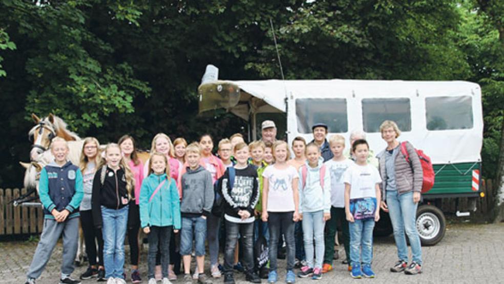 Die Viertklässler der Grundschule Möhlenwarf mit ihrer Lehrerin Bianca Prüss-Bleier wurden begleitet von Anna Fokken, Walter Wilken, Hermann Weber und Kutscher Wilhelm Borchers. Auf dem Foto fehlt Lehrerin Bärbel Zoschke. © Foto: Arbeitskreis