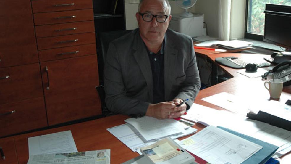 Jemgums Bürgermeister Hans-Peter Heikens knöpft sich die Ratsgruppe »Jemgum 21/Wir für Jemgum« vor. © Foto: Szyska