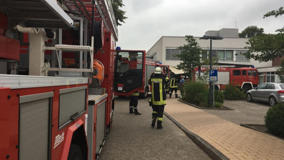 Die Feuerwehr Weener war mit drei Fahrzeugen und mehreren Einsatzkräfte vor Ort. © Foto: Muising