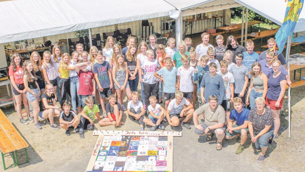 Die Kinder im Alter von elf bis 14 Jahren gestalteten auf der Zeltfreizeit in Duinrell in der Nähe von Den Haag auch kreative Leinwände. © Foto: privat