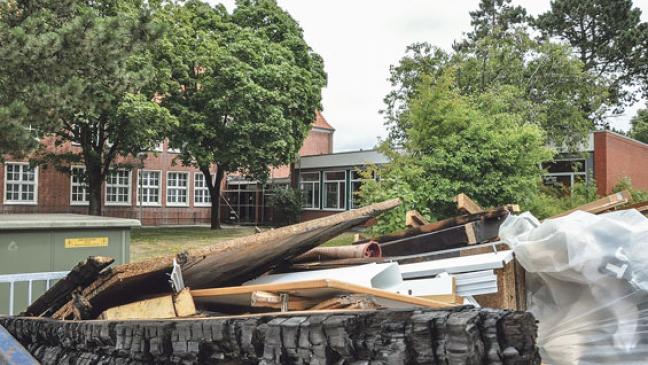 Reinigungsarbeiten nach Brand beendet