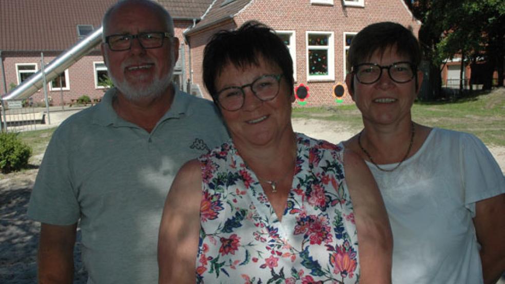 Wehrt sich gegen die Kritik von Landrat Matthias Groote: Bernhard Smit, hier zusammen mit Maike Mais-Simon und Jannette Rösing,die mit ihm das Bürgerbegehren starteten.  © Foto: Szyska