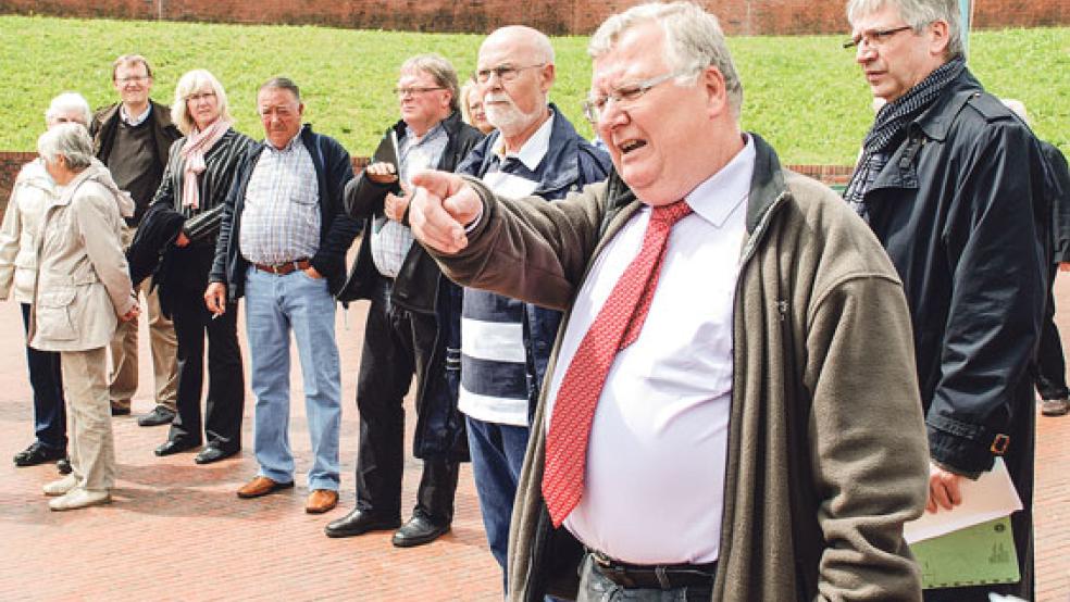 Luitpold Handwerker, auf unserem Archivbild in Aktion beim Besuch einer Wettbewerbskommisson im Hafen, macht sich als Geschäftsführer des Verkehrsvereins Ems-Dollart stark für das Projekt Multifunktionsplatz in Ditzum. © Archivfoto: Hoegen