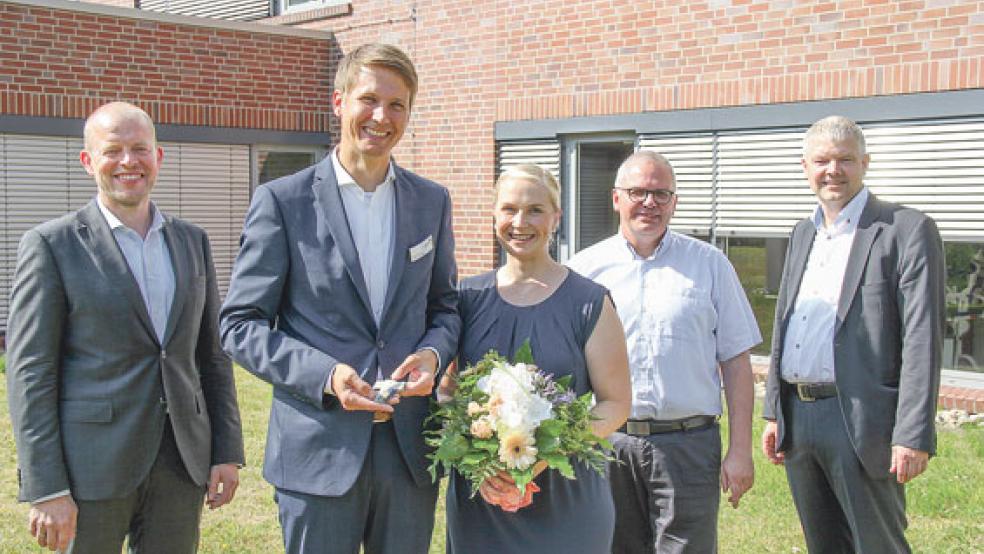 Begrüßten den neuen Geschäftsführer (von rechts): Der Vorsitzende der Gesellschafterversammlung, Pfarrer Thomas Burke, der Vorsitzende des Kuratoriums, Pfarrer Franz-Bernhard Lanvermeyer, sowie Ansgar Veer (links), Hauptgeschäftsführer der St. Bonifatius Hospitalgesellschaft Lingen. Zweiter von links Geschäftsführer Stefan Fischer, neben ihm mit einem Blumenstrauß seine Frau Andrea. © Foto: Marien-Hospital Papenburg-Aschendorf