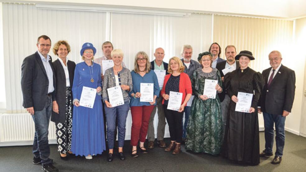 Neue Stadtführer (auf dem Foto von links): Detlev Maaß (Leiter der VHS), Beatrix Kuhl (Bürgermeisterin von Leer), Okka Schröder, Gerd Dodenhof, Martina Kihn-Botulinski, Monika van Geuns, Fokko Kramer, Karin Kramer, Michael Ilgner, Lisa Bunjes, Burghardt Sonnenburg (Leiter des Heimatmuseums Leer), Günter Podlich, Edda Elster und Jörg Furch. © Foto: Grit Fokken
