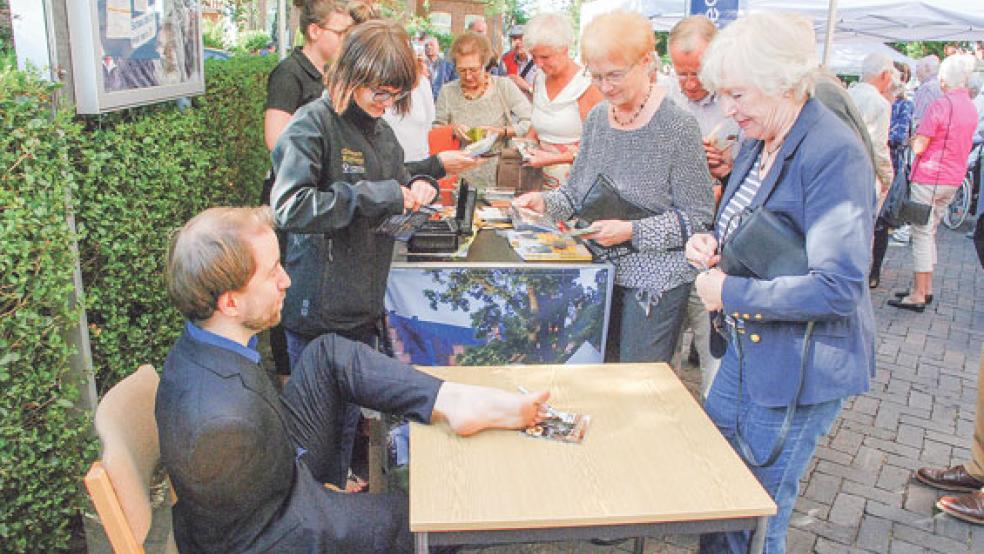 Ein Ausnahmetalent als Hornist: Felix Klieser spielte sein Horn und signiert für Konzertbesucher in Weener auch seine CDs mit dem Fuß. © Fotos: Kuper