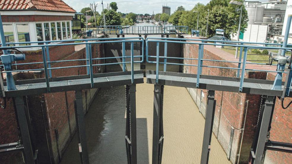 Die Schleuse zwischen der Ems und dem Weeneraner Hafen steht den Bootsfahrern derzeit nur eingeschränkt zur Verfügung. Denn durch die ausbleibenden Niederschläge ist der Wasserstand im Sportboothafen deutlich gesunken. © Foto: Szyska