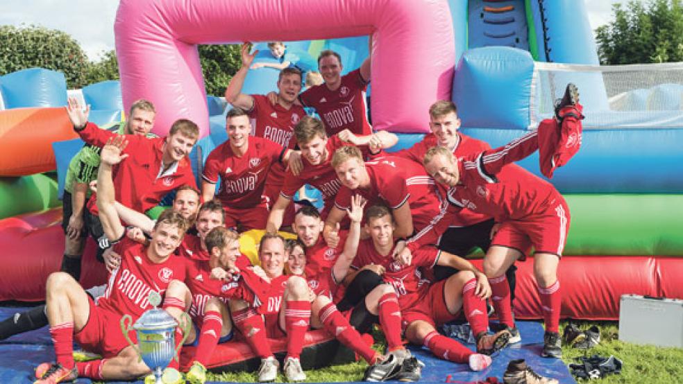 Der TV Bunde holte sich 2017 den Pokal im höherklassigen Turnier nach einem spannenden 5:3-Sieg im Finalspiel gegen den TuS Weener. © Archivfoto: Mentrup