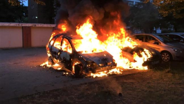 Vier Autos stehen  in Flammen
