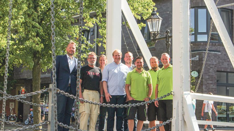 Ab sofort können alle Papenburger und Gäste kostenloses, freies WLAN am Hauptkanal nutzen. Die Stadt Papenburg, die Firma »Emslandtel.net« und die Firma »Muckli« haben dies möglich gemacht. © Foto: Stadtverwaltung