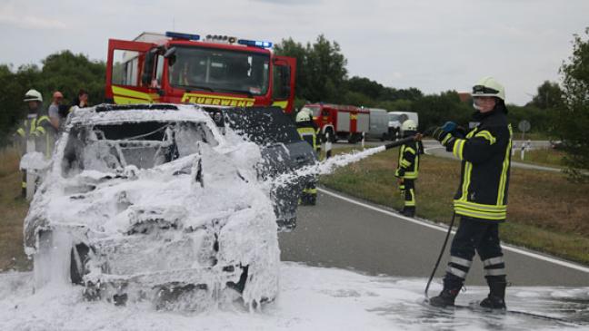 Auto brennt auf Autobahn-Auffahrt