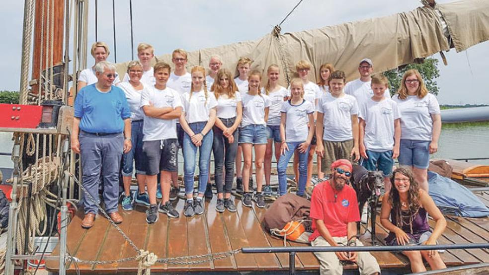 Die Teilnehmer der Segelfreizeit mit den Teamern sowie vorne Kapitän Freek und Matrosin Noémie. © Foto: privat