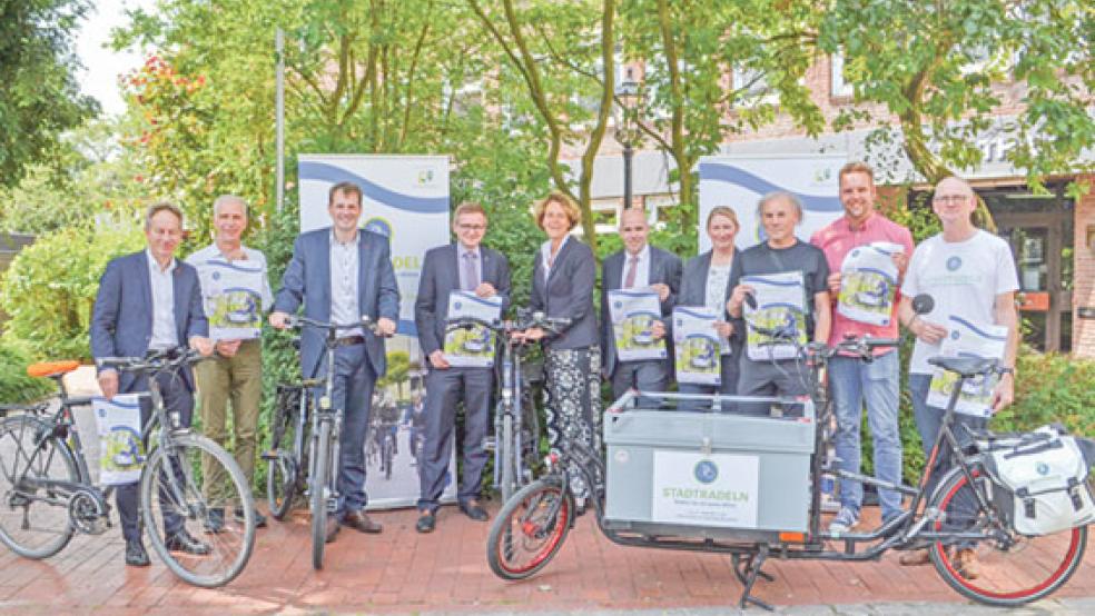 Stadt und Sponsoren stellten das »Stadtradeln 2018« vor (von links): Andreas Meinders (Orgadata), Edzard Wirtjes (Spaß mit Sport), Bernd Hillbrands (Orgadata), Ralf Elsner (AS-Steuerberater), Bürgermeisterin Beatrix Kuhl, Remo Garrels (AS-Steuerberater), Marianne Scholtalbers (Autohaus Scholtalbers), Ehler Cuno (Stadt Leer), Karsten Everth (Stadt Leer) und Anton Scholtalbers (AS-Steuerberater). © Foto: Stadt Leer